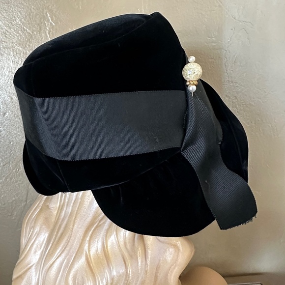 STYLISH VINTAGE BLACK VELVET RETRO CLOCHE - GROSGRAIN BAND + LARGE JEWEL HATPIN main image 9